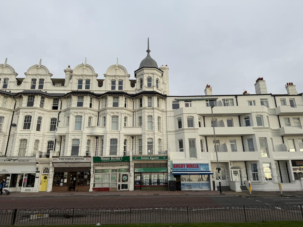 Lot: 43 - GROUND FLOOR OFFICE WITH SEA VIEWS - Full image of ground floor office with surrounding commercial units